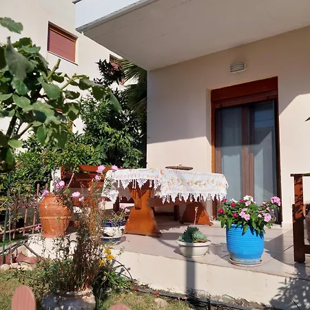 Rania Seaside, * Nikiti (Sithonia)