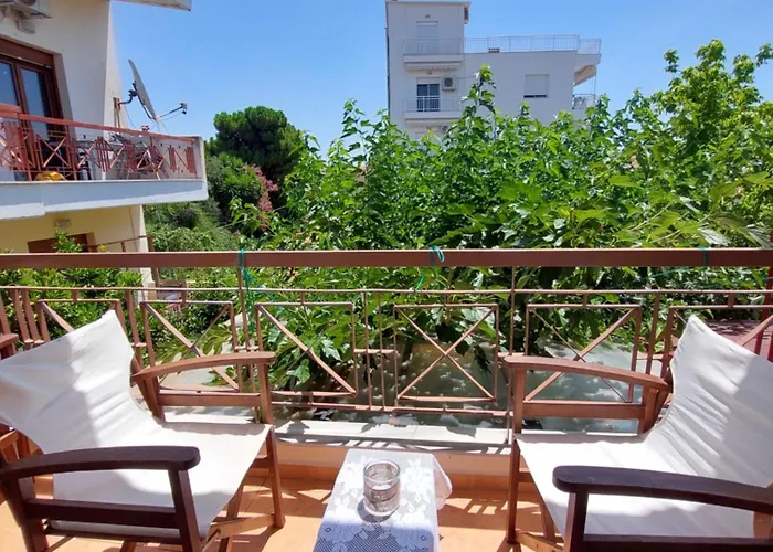 Rania Seaside, * Nikiti (Sithonia)